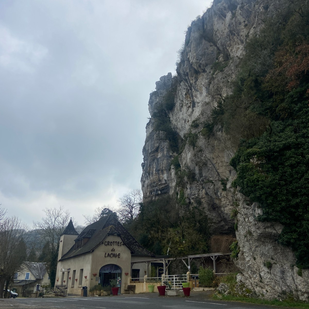 Grottes de Lacave: Scenic Train Ride and Stunning Geological&nbsp;Formations